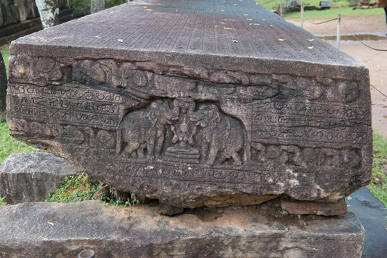 Polonnaruwa Ancient city  Gal Potha - Een stenen boek met de inscripties op de bovenzijde-3090