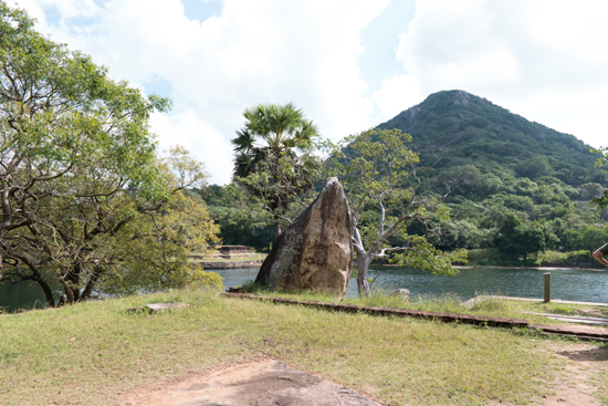 Mihintale - Anuradhapura  Uitzicht aan de voet van een van de archeologische sites-3130