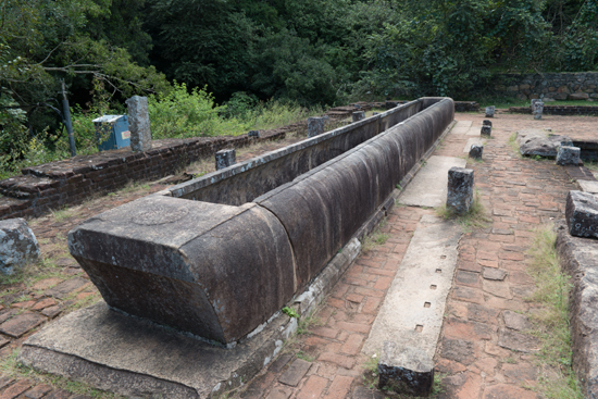Mihintale - Anuradhapura  Stenen bak waarin voedsel voor bezoekers aan de tempel werden bereid-3160