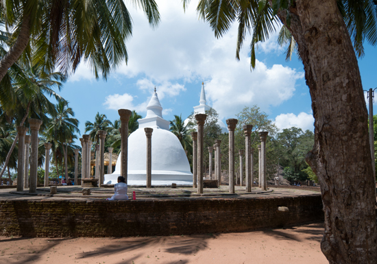 Mihintale - Anuradhapura  Goed voorbeeld om te zien waarom bezoek aan de vele tempels en stupa's toch interessant bleef. Fraaie combinatie van natuur en cultuur-3250