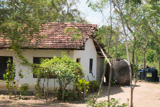 Onderweg naar Negombo Grote watervaten om droogteperiodes te kunnen overleven-4060