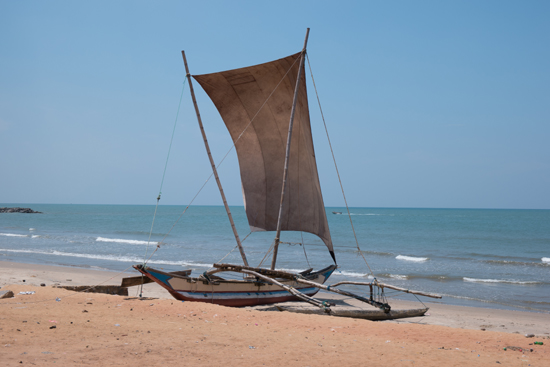 Negombo Vissersboot op het strand-4420