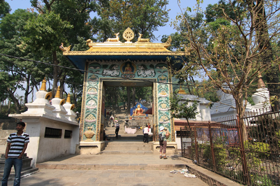 Entree van de Swayambhunath tempel (Apentempel - Monkey tempel) -0090