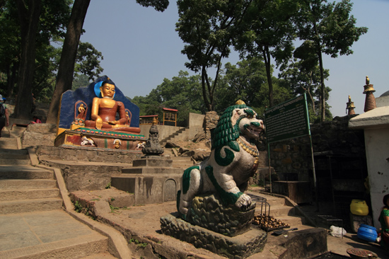 Beelden bij de ingang van de Swayambhunath tempel (Apentempel - Monkey tempel) -0100