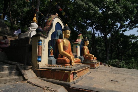 Beelden bij de ingang van de Swayambhunath tempel (Apentempel - Monkey tempel) -0120