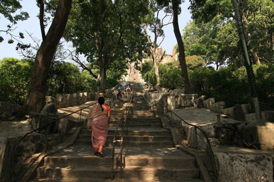 Steile stenen trappen bij de Swayambhunath tempel (Apentempel - Monkey tempel) -0130