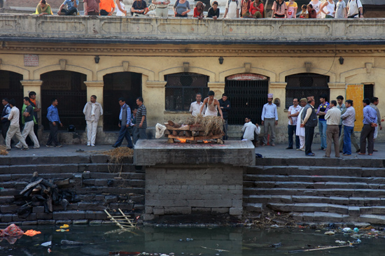 Crematie op de ghats van de Pashupatinath tempel langs de Bagmati rivier in Kathmandu-0390