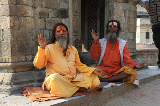 Heilige Sadhu mannen bij de Pashupatinath tempel in Kathmandu Niet alleen Heilig maar ook Heel commercieel: Betaal - doneer alsvorens foto te maken...-0400