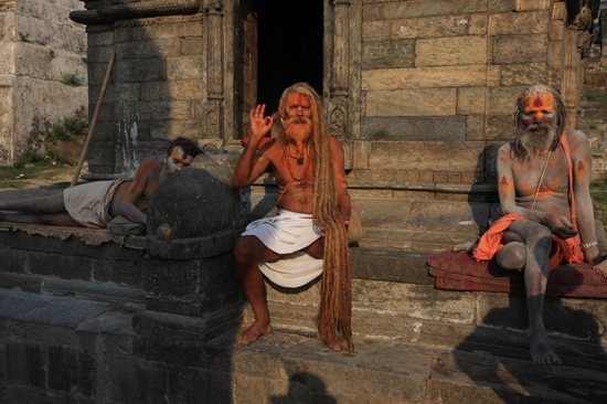 Heilige Sadhu mannen bij de Pashupatinath tempel in Kathmandu Niet alleen Heilig maar ook Heel commercieel: Betaal - doneer alsvorens foto te maken...-0410