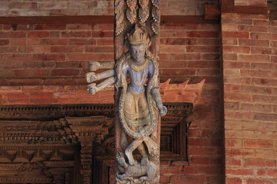 Patan (Lalitpur) Fraai houtsnijwerk in het Koninklijk Pleis - Royal Palace op Durbar Square-0590