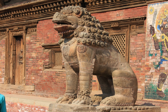 Patan (Lalitpur) Beeld bij de ingang van het Koninklijk Paleis -Royal Palace op Durbar Square-0620