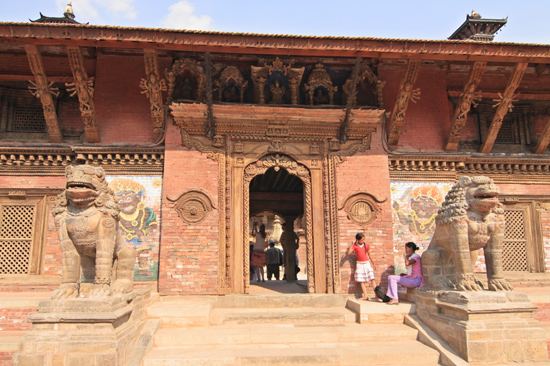 Patan (Lalitpur) Beeld bij de ingang van het Koninklijk Paleis -Royal Palace op Durbar Square-0630