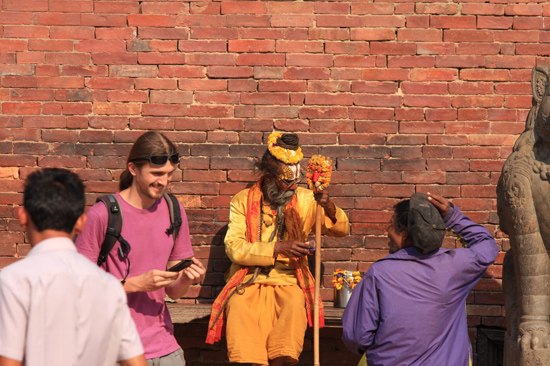 Commerciele heilige man - eerst belaten, dan foto maken ... Patan (Lalitpur) Durbar Square-0670