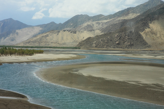 De eerste indrukken van het desolate landschap rond Lhasa - Tibet-0880