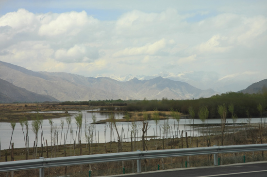 Het Tibetaanse landschap tussen het vliegveld en Lhasa-City - Tibet-0890