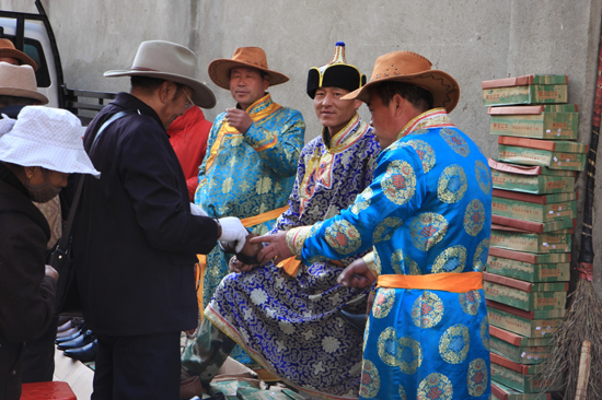 Schoenverkopers uit Mongolie in het centrum van Lhasa-0910