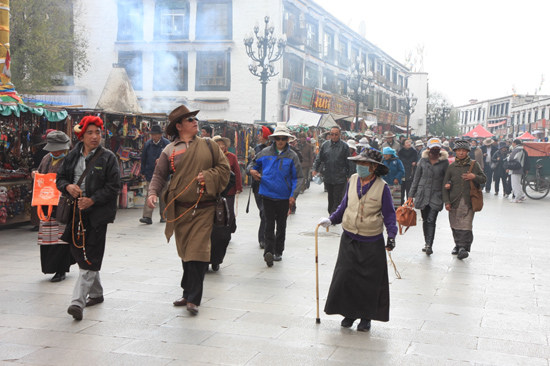 Pelgrims in Barkhor-district, de straten rond de Jokhang tempel in het centrum van Lhasa, de oudste en heiligste tempel in Tibet (Anno 650). Barkhor is een fascinerende combinatie van vrome beleving en commercie-0920