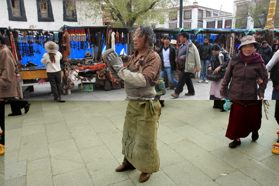 Prostrerende pelgrim op de Barkhor bij de Jokhang tempel in Lhasa - Tibet-0930