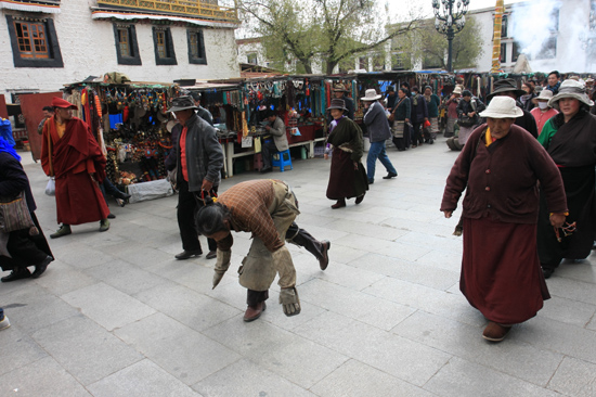 Prostrerende pelgrim op de Barkhor bij de Jokhang tempel in Lhasa - Tibet-0940