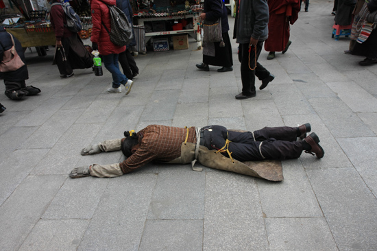 Prostrerende pelgrim op de Barkhor bij de Jokhang tempel in Lhasa - Tibet-0950