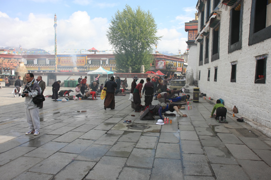 Prostrerende pelgrim bij de ingang van de Jokhang tempel in Lhasa - Tibet-0970