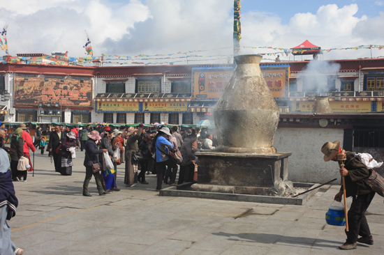 Stenen wierookoven voor de Jokhang tempel in Lhasa-0980