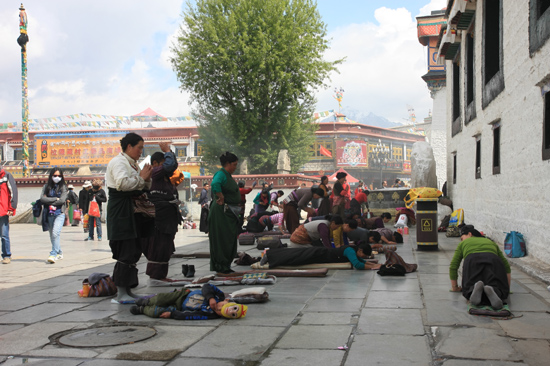 Prostrerende pelgrim bij de ingang van de Jokhang tempel in Lhasa - Tibet-0990