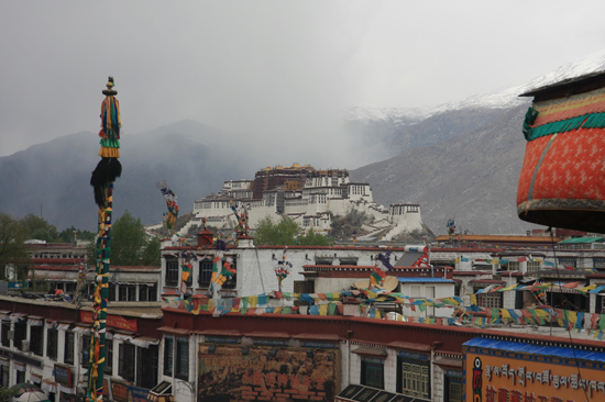 Uitzicht op het Potala Paleis vanaf de Jokhang tempel in Lhasa-1030