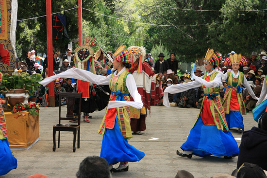 Traditionele Tibetaanse dans en muziekshow in de botanische tuinen van NorbulingKa, het zomerverblijf van de Dalai Lama's in Lhasa-1120