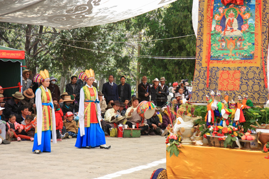 Traditionele Tibetaanse dans en muziekshow in de botanische tuinen van NorbulingKa, het zomerverblijf van de Dalai Lama's in Lhasa-1130