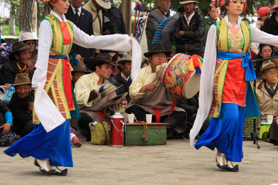 Traditionele Tibetaanse dans en muziekshow in de botanische tuinen van NorbulingKa, het zomerverblijf van de Dalai Lama's in Lhasa-1140