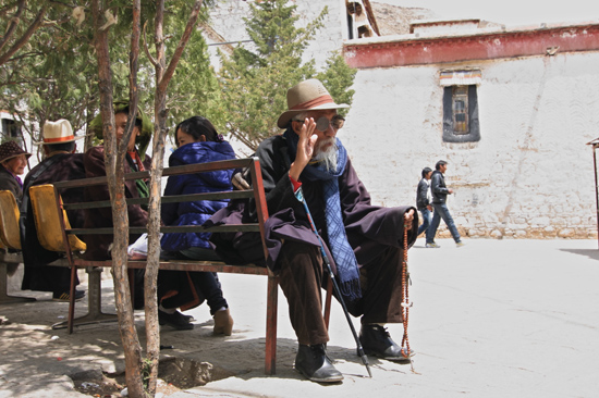Oude man in het Sera klooster, 5 km ten Noorden van Lhasa-1160