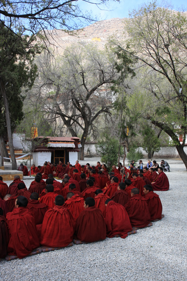 Mediterende monniken op de binnenplaats van het Sera klooster-1200